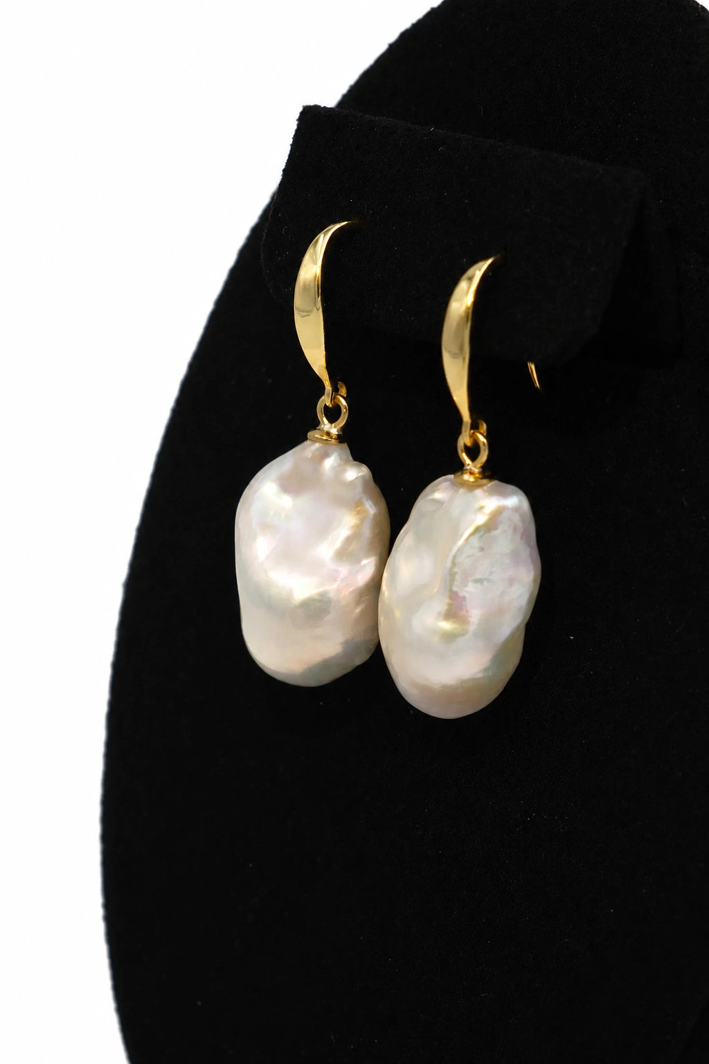 9-10mm White Freshwater Cultured Baroque Pearl Earring